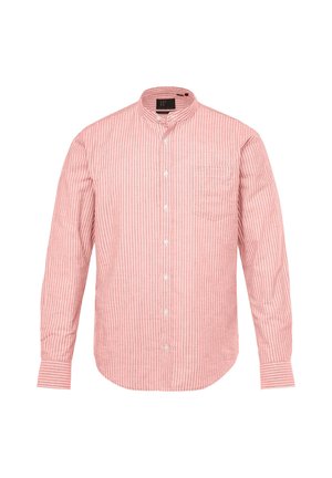 Růžová halenka s dlouhým rukávem a bílými vertikálními pruhy, s límečkem na knoflíky, přední kapsou a kulatým lemem.