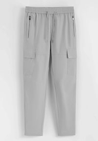 Pantalon cargo gris clair avec taille élastique, cordon de serrage, deux poches zippées à l'avant et deux poches latérales à rabat, coupe droite.