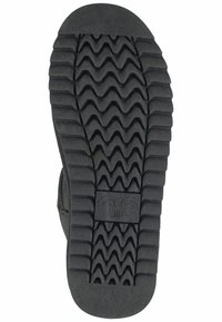Suola in gomma nera con motivo a zigzag e un logo rettangolare contrassegnato con "ara 38". Bordo liscio e design della punta arrotondata.