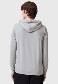 Sudadera de manga larga gris claro con capucha ajustable, fabricada en un tejido suave, con puños y cintura acanalados, que presenta un diseño liso sin adornos.