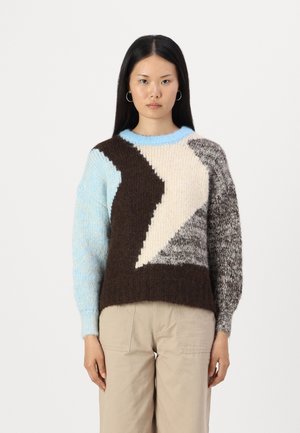 Strickpullover mit geometrischen Farbblöcken in Hellblau, Braun, Creme und Grau. Weite Ärmel, runder Ausschnitt und strukturierte Oberfläche.