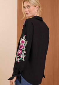 Love & Roses EMBROIDERED THROUGH-REGULAR FIT - Nööpidega pluus - black