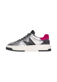 Sneaker argento metallico con dettagli in pelle nera, tallone in suede rosa e dettaglio in stampa animale testurizzata. Suola bianca spessa con battistrada nero.