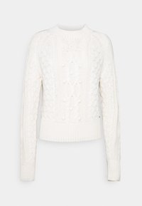 Vit stickad tröja med en texturerad kabelmönster, rund halsringning, långa ärmar och ribbad nederkant. Tjockt, mysigt tyg med en något kortad passform.