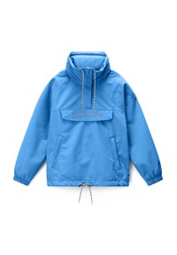 Lyseblå vindtæt jakke med høj krave, forlommelåg med brandnavn, elastiske manchetter og justerbare snore i hals og kant.