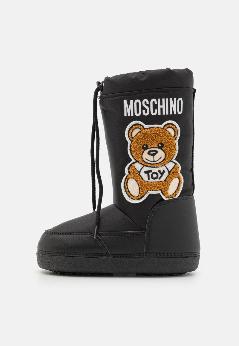 Zwarte waterdichte laars met fleece voering, voorzien van een teddybeer patch en "MOSCHINO" tekst. Rubberen zool met een ronde neus en vetersluiting.