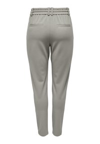 Pantalons de survêtement gris avec une taille froncée, deux poches arrière et des jambes fuselées, fabriqués à partir d'un tissu lisse et doux.