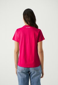KARL LAGERFELD OVERSIZED IKON PATCH - Paprasti marškinėliai - persian red