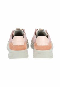 Růžové semišové sneakers s bílou gumovou podrážkou. Mají strukturovaný design, polstrovaný límec a kontrastní oranžové akcenty na patě.