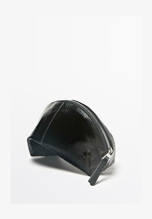 Schwarzes Etui aus synthetischem Leder mit abgerundeter Form und strukturierter Oberfläche. Verfügt über einen silbernen Reißverschluss oben zum Schließen.