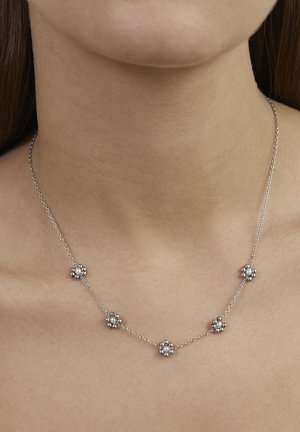 Silberne Halskette mit fünf floralen Motiven und Perlenakzenten an einer filigranen Kette. Glatte Oberfläche, geeignet für legere oder formelle Anlässe.