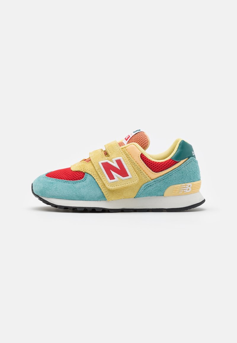 Une sneaker New Balance multicolore présente une tige en daim turquoise, un devant en mesh rouge, des accents jaunes et un logo "N" bien en vue sur le côté.