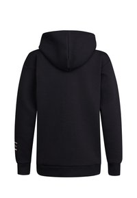 Sudadera negra con capucha fabricada con un tejido texturizado. Presenta un bolsillo tipo canguro y puños acanalados. Diseño liso sin logotipos ni patrones visibles.
