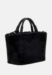 Borsa in finta pelliccia nera con finitura testurizzata, dotata di manici corti in gomma. Forma rettangolare con dettagli in metallo argentato.