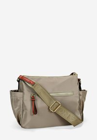 Bolso cruzado de nylon beige con un frente con cremallera, detalles en cuero marrón oscuro y una correa ajustable con un patrón. Incluye dos bolsillos laterales.