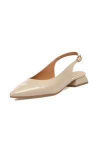 Zapato slingback color beige hecho de cuero suave, con punta afilada y un bajo tacón de bloque con una pequeña base cuadrada.