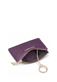 Portafoglio in pelle viola con chiusura a cerniera, dotato di slot per carte, un portachiavi con catena dorata e una finitura texturizzata all'interno.