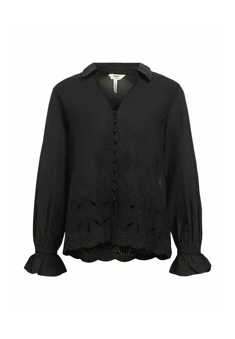 Blouse noire à manches longues avec un col en V, fermeture à boutons et des détails en dentelle délicate au niveau de l'ourlet et des poignets. Fabriquée en tissu léger.