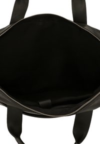 Borsa a tracolla nera in pelle con chiusura a zip, che mostra un interno liscio e non foderato. Presenta manici piatti doppi e dettagli in zip argentati.