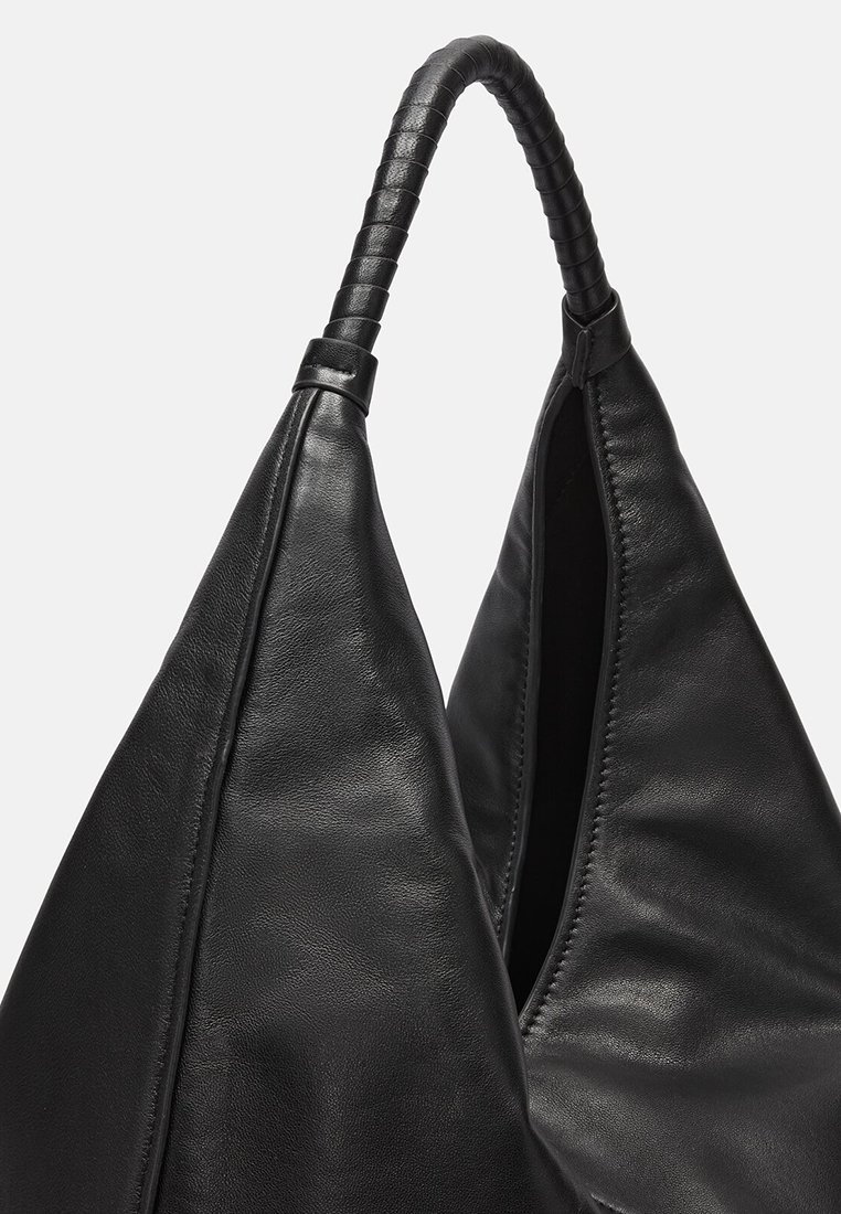 Schwarze Lederhandtasche in dreieckiger Form, mit geflochtenem Griff und glatter Oberfläche. Mit Reißverschluss oben für sicheren Verschluss.