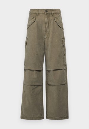 Pantaloni cargo khaki in cotone, con una vestibilità a gamba ampia, numerose tasche e dettagli cuciti. Adatti per un abbigliamento casual.