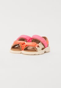 Färgglada sandaler med rosa och orangea textilremmar. Har en vadderad sula, öppen tå-design och justerbara Velcro-stängningar. Halkfri sula.