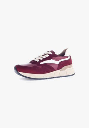 Bordeauxfarbene Sportschuhe aus einer Mischung von Wildleder und Leder, mit cremefarbenen Schnürsenkeln, weißen Akzenten und einer strukturierten, klobigen Sohle.