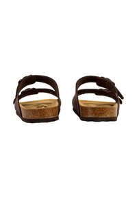 Braune Sandalen mit zwei verstellbaren Riemen, Korkfußbett und flacher Gummisohle. Einfaches Design mit natürlicher Textur.