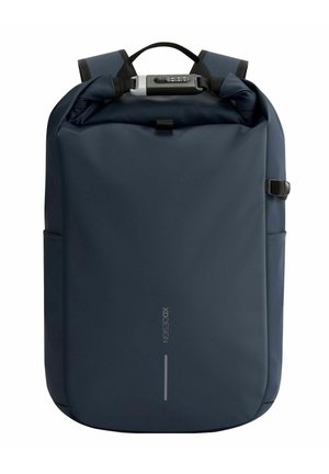 Zaino roll-top blu realizzato in materiale impermeabile. Caratterizzato da spallacci regolabili, tasche laterali e un lucchetto a combinazione sulla parte superiore.