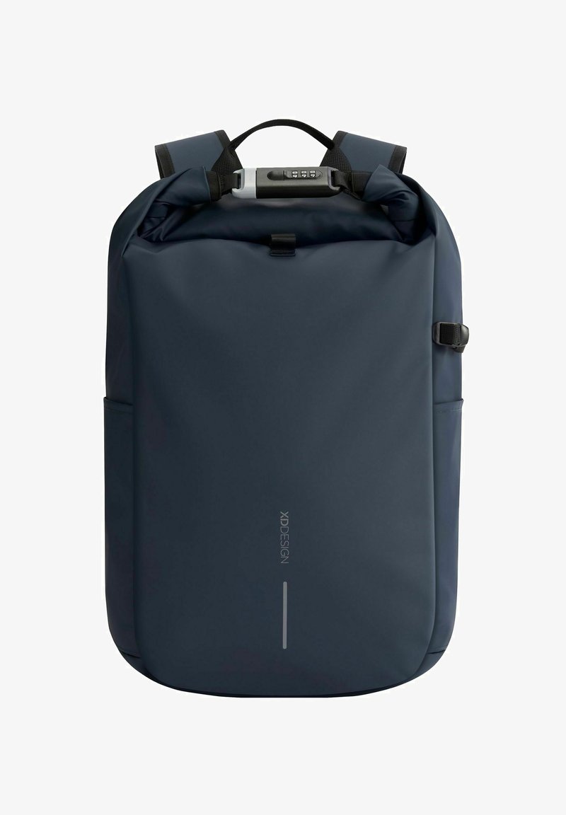Sac à dos enroulable de couleur marine, fabriqué en matériau imperméable. Équipé de bretelles réglables, de poches latérales et d'un cadenas à combinaison sur le dessus.