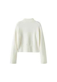 Lühikeste soembedustega valge cropped-kampsun, pehme tekstuuriga, soonik-kaelus ja pikad varrukad. Lihtne disain minimaalsete detailidega ja ilma nähtavate mustriteta.