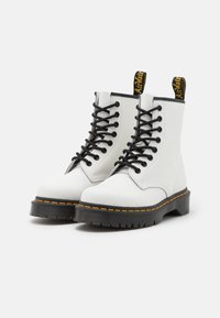 Dr. Martens 1460 BEX 8 EYE BOOT UNISEX - Botins de atacadores - white smooth