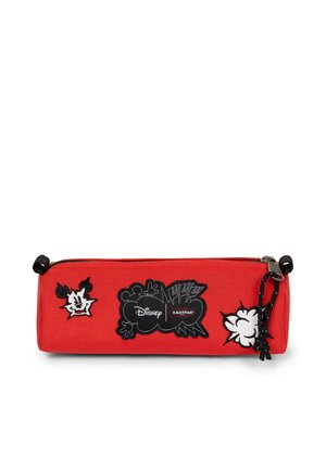 Rotes rechteckiges Federmäppchen mit Disney- und Eastpak-Logos, mit schwarz-weißen Mickey-Mouse-Grafik-Patches und schwarzem Reißverschluss-Zug.