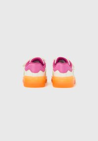 Daudzkrāsaini sporta apavi ar baltu augšdaļu, rozā akcentiem un oranžu caurspīdīgu zolīti. Aprīkoti ar teksturētu aizmuguri un Velcro siksnu.