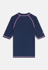 Tummansininen lyhythihainen rash guard, jossa on vaaleanpunaiset tikkaukset ja yksityiskohdat. Ominaisuuksiin kuuluu pyöreä kaula-aukko ja sileä, joustava kangas mukavuutta varten.