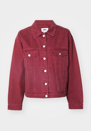 Rød denimjakke med krage, frontknaplukking, to brystlommer og brodert logodetalj på venstre side.