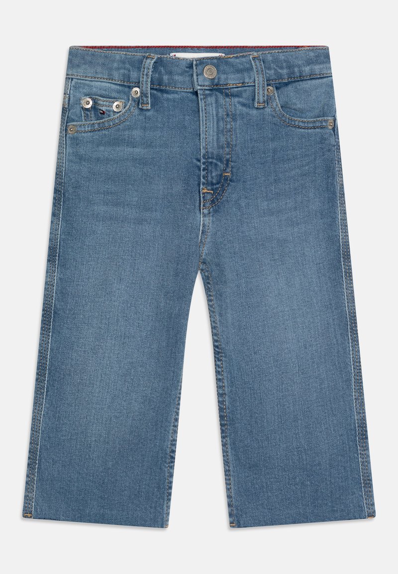 Vaqueros de denim azul claro con corte recto, que cuentan con cinco bolsillos, herrajes de metal y detalles de costura visibles. Diseño de cintura a media altura.