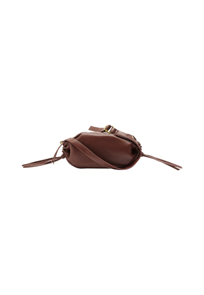 Brązowa skórzana torba na ramię z regulowanym paskiem i detalami w postaci frędzli po obu końcach, leżąca na białym tle.