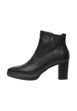 Bottines en cuir noir avec un bout pointu, un talon bloc haut et des panneaux latéraux élastiques pour un enfilage facile. Texture lisse avec un minimum de détails.