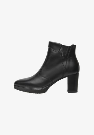Bottines en cuir noir avec un bout pointu, un talon bloc haut et des panneaux latéraux élastiques pour un enfilage facile. Texture lisse avec un minimum de détails.