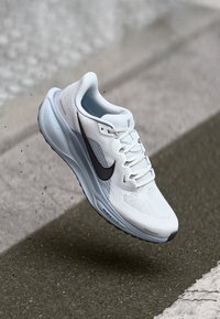 Nike Performance AIR ZOOM PEGASUS 41 - Løbesko til landevejen - pure platinum/anthracite/light armory blue/ashen slate/white