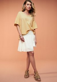 Next V-NECK LOOSE FIT - Tricou basic - yellow