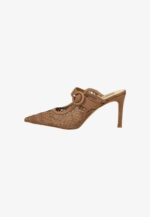 Brauner, gewebter, spitz zulaufender High-Heel-Mule mit texturierter Riemen und rundem Schnallendetail.