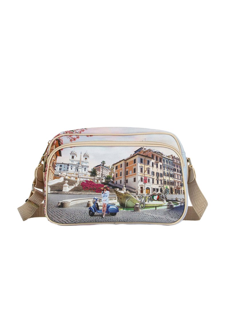 Borsa a tracolla rettangolare con un'illustrazione di una scena cittadina, in materiale sintetico, nei colori crema e pastello, dotata di tracolla regolabile e chiusura con zip.