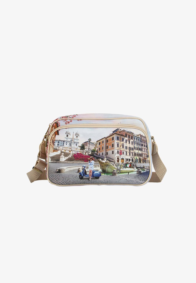 Borsa a tracolla rettangolare con un'illustrazione di una scena cittadina, in materiale sintetico, nei colori crema e pastello, dotata di tracolla regolabile e chiusura con zip.