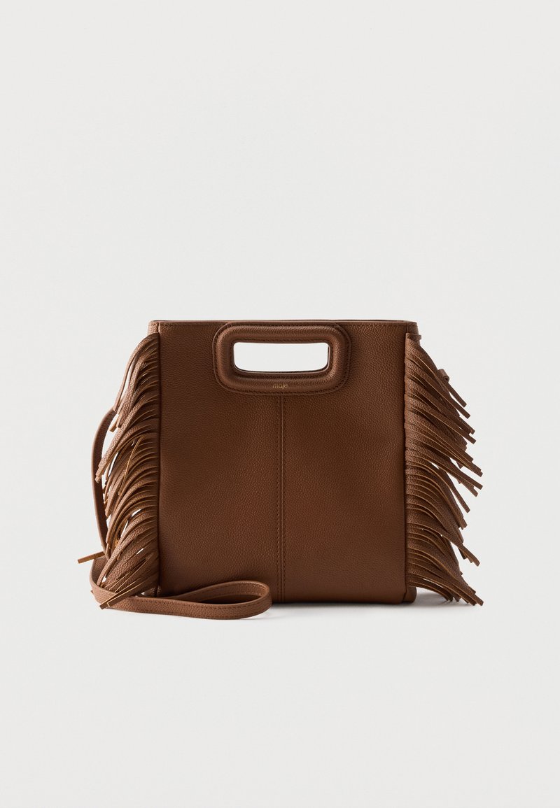 Καφέ δερμάτινη τσάντα με ορθογώνιες λαβές με κοπή, μακριά ράχη και διακόσμηση με φούντες και στις δύο πλευρές πάνω σε μονόχρωμο φόντο.