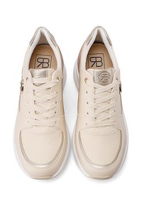 Sneaker beige in materiale mesh e pelle, punta rotonda, superficie testurizzata, lacci evidenti e dettaglio con zip laterale. Accento dorato vicino ai lacci.