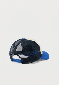 Μπλε και εκρού καπέλο με δομημένη γείσο, πίσω μέρος από δίχτυ και ρυθμιζόμενο κούμπωμα με κλικ. Διαθέτει γεωμετρικό σχέδιο στο δίχτυ.