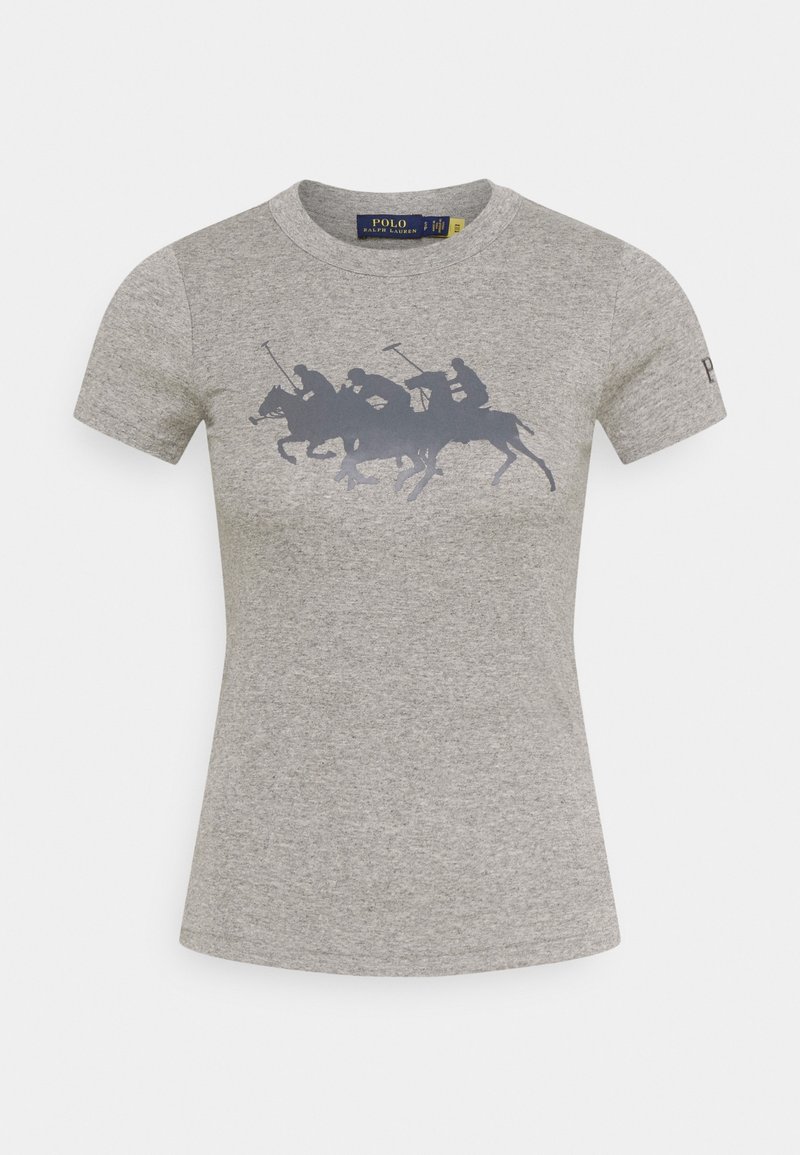 T-shirt en coton gris avec un design en silhouette mate représentant trois joueurs de polo à cheval. Encolure ronde classique et manches courtes.