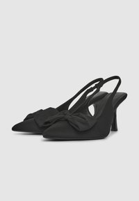 Schwarze Slingback-Absätze mit spitzem Schuhdesign, aus weichem Stoff gefertigt, mit einer großen Schleifendekoration an der Vorderseite und einem schlanken Absatz.